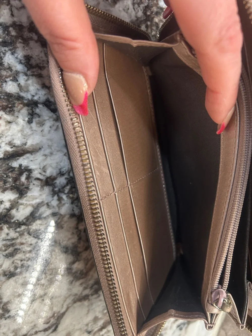 Gucci Embossed GG Zip Around Wallet in Pink COA incl. - Picture 13 of 15